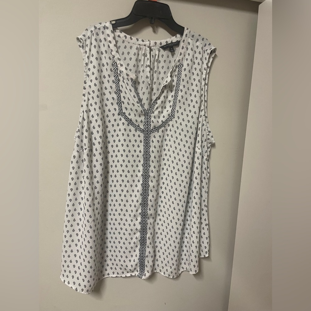 Signature Studio White and Black Sleeveless Blouse
